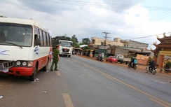 Xe máy tông xe khách, 2 thanh niên nguy kịch