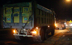 Xe Trung Tuấn nối đuôi nhau chở quá tải trên đường Hồ Chí Minh