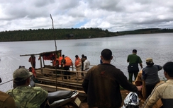 Lật thuyền chở 18 người: 2 người chết, 1 người vẫn đang mất tích