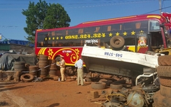 Xe cứu hộ kéo xe giường nằm lao vào 2 cửa hàng ven đường