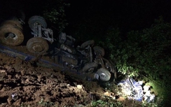 3 xe tải tông nhau trên đường Hồ Chí Minh, 4 người bị thương