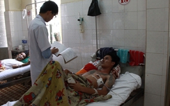 Lộ clip tài xế xe khách dùng dao đâm đồng nghiệp thủng phổi