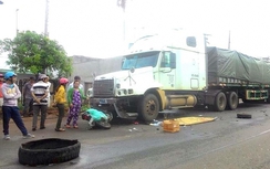 Chạy lấn làn, thanh niên tông vào xe đầu kéo tử vong