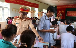 CSGT chiếu phim, phát tờ rơi tuyên truyền Luật Giao thông đường bộ