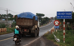 Xe biển đỏ cơi nới, chở "có ngọn" vẫn nghênh ngang