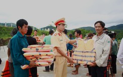 Tặng áo phao cho người dân mưu sinh trên lòng hồ thủy điện