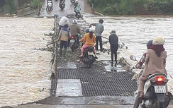 Ba mẹ con chở nhau qua cầu, bé 8 tuổi bị nước cuốn trôi