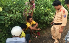 Chạy xe vi phạm bị kiểm tra, lao vào đánh CSGT