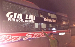 Rủ nhau ném đá xe khách, ba thiếu niên bị truy tố