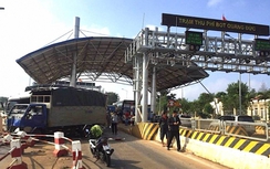 Hai xe tải ủi bay dải phân cách trạm thu phí BOT Quang Đức