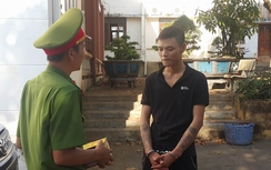 Bị phát hiện chở pháo lậu, thanh niên dùng hung khí đánh công an