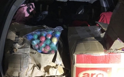 Người phụ nữ dùng xế hộp đi mua pháo lậu làm quà biếu