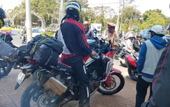 CSGT đuổi 4km, truy tìm chiếc mô tô đâm gãy chân người phụ nữ