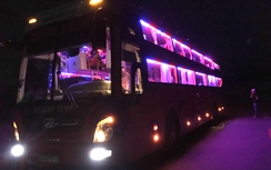 Truy tìm 6 thanh niên chạy xe máy ném đá xe khách trên QL27