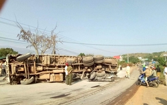 Xe tải lật "phơi bụng" trên QL20, tài xế và phụ xe thoát chết