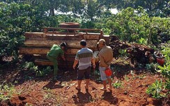 Lật xe máy cày chở gỗ, 3 người thương vong