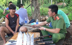 Bắt "nóng" thanh niên sản xuất súng và dao, kiếm tại nhà
