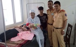 CSGT giúp sản phụ đẻ rơi bên đường đến bệnh viện an toàn