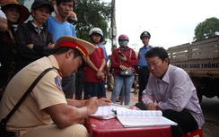 Clip: Xe khách chạy “chui”, chống đối lực lượng CSGT