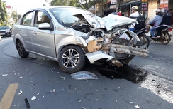 Taxi tông xe máy, 3 người tử vong, 4 người trọng thương trong đêm