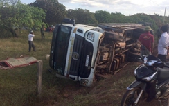 Xe cẩu chở trụ điện lật nghiêng, đè chết 2 công nhân