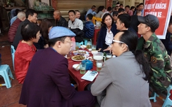 Người Hà Nội đổ ra vỉa hè ăn bún riêu cua, uống bia hơi