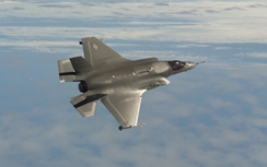 Một chiếc F-22 Mỹ "chấp" 30 chiến đấu cơ xịn Trung Quốc