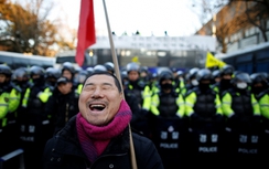 Ảnh: Người Hàn Quốc đốt pháo ăn mừng Tổng thống Park bị đình chỉ