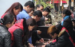 Nam thanh nữ tú Hà thành đổ xô đi chùa cầu duyên