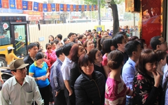 Biển người xếp hàng chờ mua vàng ngày "vía Thần tài"