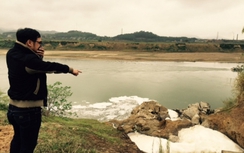 Dân tố cửa xả nước thải nhà máy giấy "bức tử" sông Lô