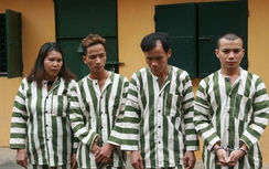 Nửa đêm bắt quả tang 4 nông dân đánh bạc