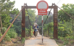 “Đánh đu tính mạng” trên cầu treo cấm đi