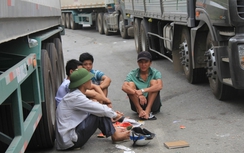 Dưa hấu, thanh long ùn ứ ở cửa khẩu, tài xế "khóc ròng"
