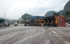 Xe container lại ngửa bụng giữa đường tránh Quảng Ninh