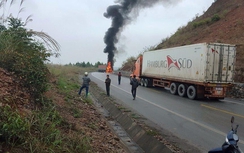 Xe máy lọt gầm xe container, 2 người tử vong