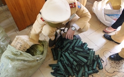 CSGT Bắc Giang bắt xe khách vận chuyển vũ khí “lạnh”