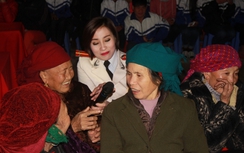 Lạnh 5 độ C, bà con vẫn say mê xem văn nghệ