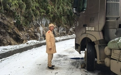 Quốc lộ 4D tiếp tục bị "tê liệt" trong băng tuyết