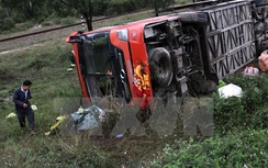Hú hồn xe khách chở 21 người nổ lốp, lao xuống hố