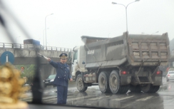 Xe tải "vồ" xe máy làm 2 người bị thương, tắc QL18