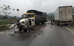 Lạng Sơn: Xe Suzuki nát bét, 2 người bị thương nặng