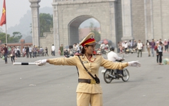 Những "bóng hồng" CSGT căng mình làm nhiệm vụ trong lễ hội Đền Hùng