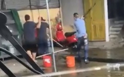 Video: "Đầu gấu" chém gục chủ xe khách ngay trong bến