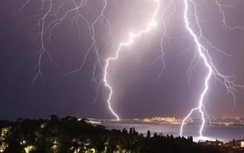 6 người thương vong do sét đánh trúng giữa đường