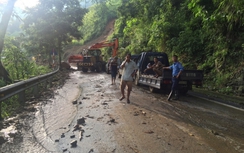 Ảnh: QL4D ùn ứ, tê liệt sau mưa lũ ở Lào Cai