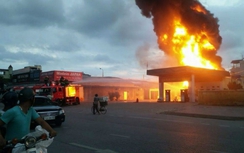 Quảng Ninh: Xe bồn bốc cháy ngay cạnh cây xăng