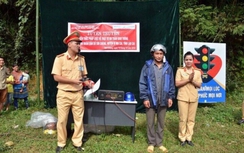 CSGT Lào Cai đến bản làng tuyên truyền ATGT