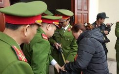 Vợ con hung thủ Doãn Trung Dũng khóc ngất trước phiên tòa xét xử