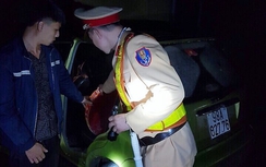 CSGT truy tìm đối tượng thuê xe ô tô chở 17 kg pháo